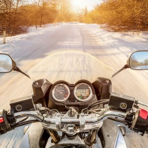 Conduire l’hiver à moto, sur la neige