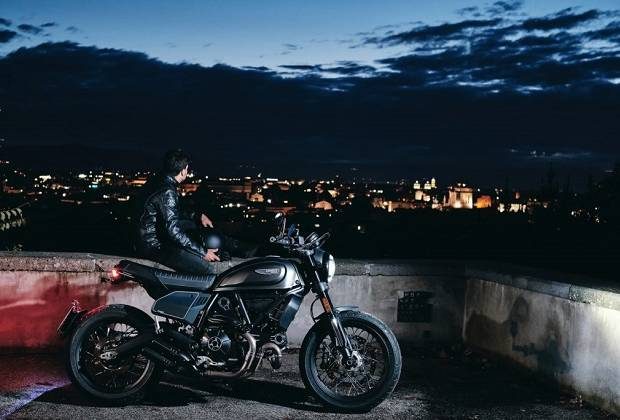 Rouler de nuit à moto en Scrambler Nightshift