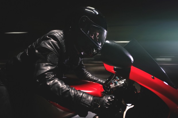 Rouler de nuit à moto avec un écran de casque clair