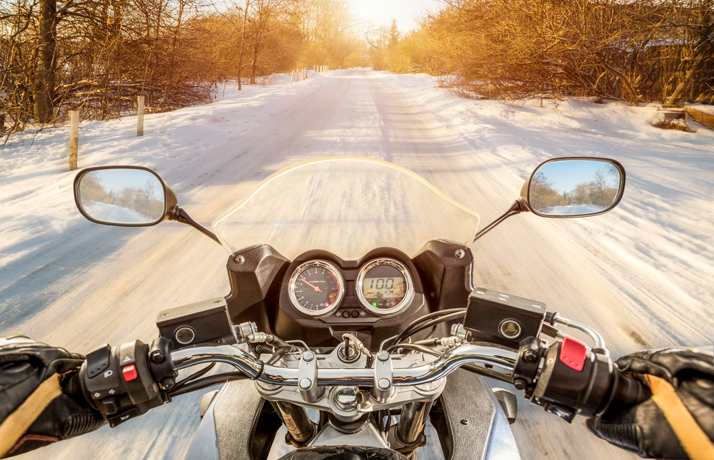 Gants chauffants, poignées chauffantes : que choisir à moto ?