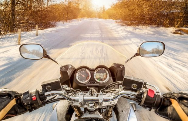 Conduire l’hiver à moto, sur la neige