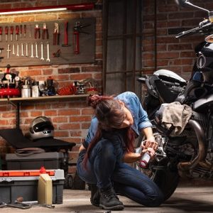 Interdiction des modifications moto garage femme