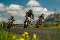 Road Trip moto avec Xavier De Soultrait et BLKMRKT avec le Puy de Dome