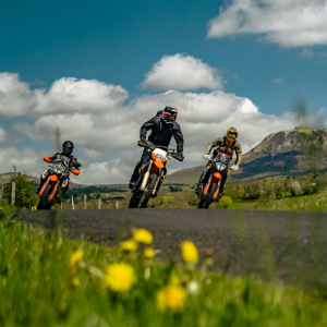 Road Trip moto avec Xavier De Soultrait et BLKMRKT avec le Puy de Dome