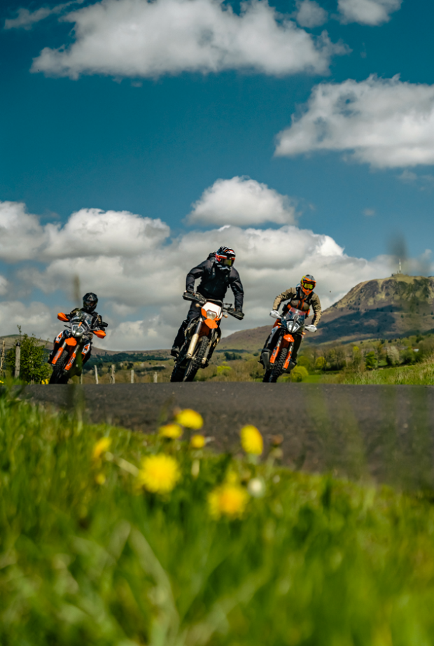 Road Trip moto avec Xavier De Soultrait et BLKMRKT avec le Puy de Dome