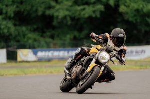 Dafy poser le genoux sur circuit angle gauche