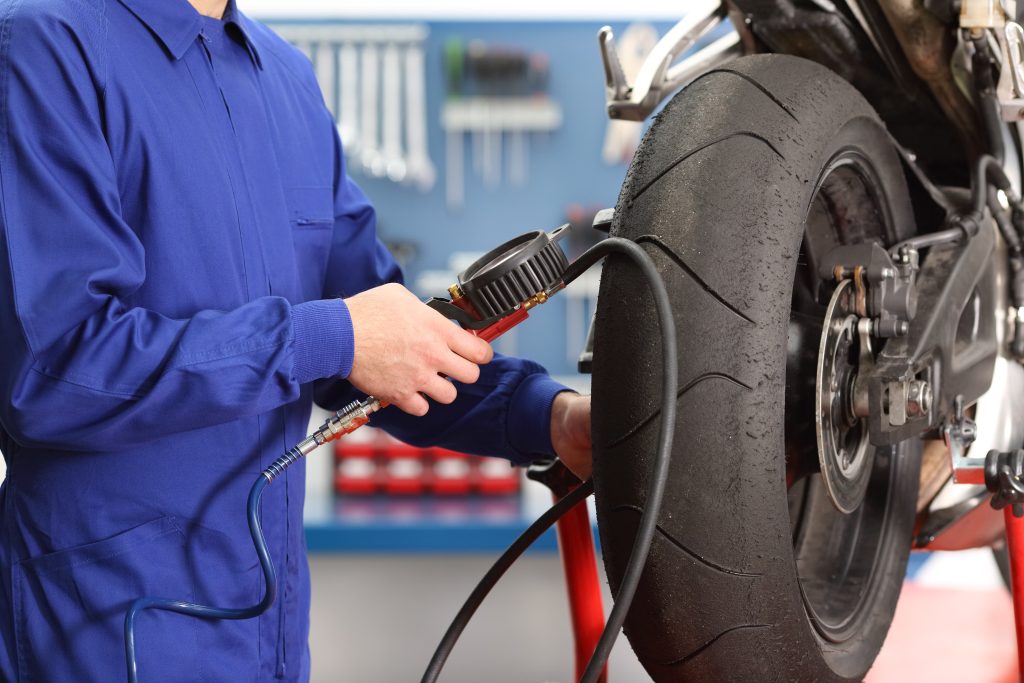 Pression des pneus d'une moto