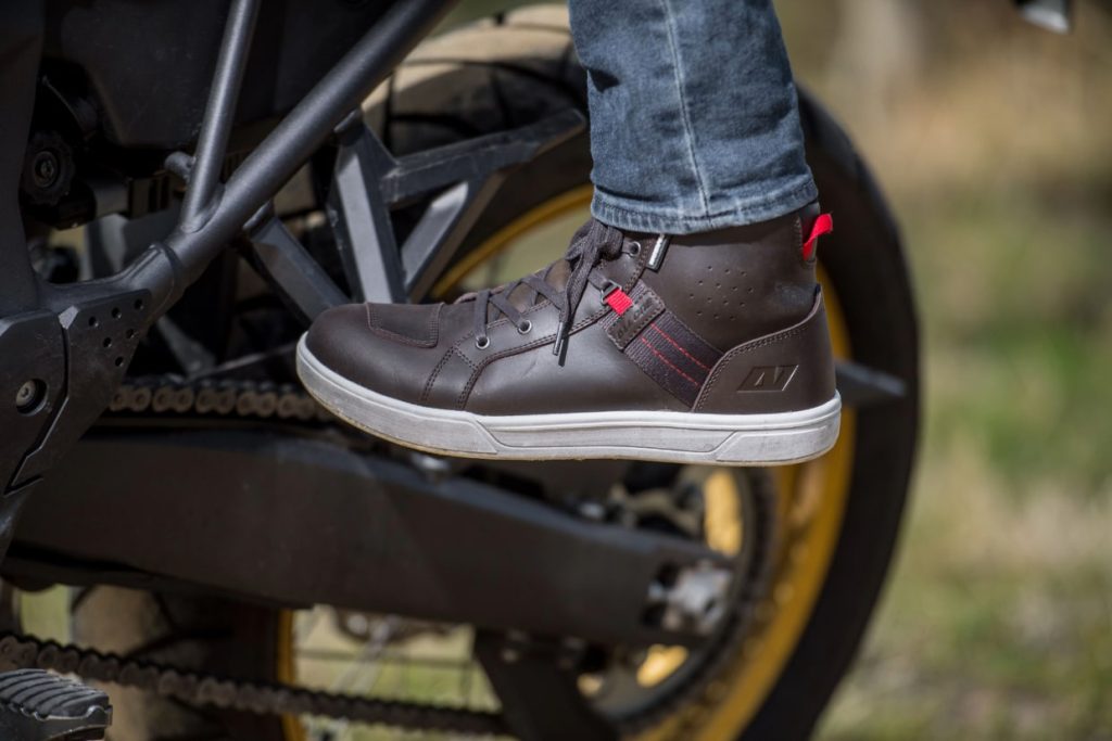 Pourquoi protéger ses pieds à moto est-il crucial ?