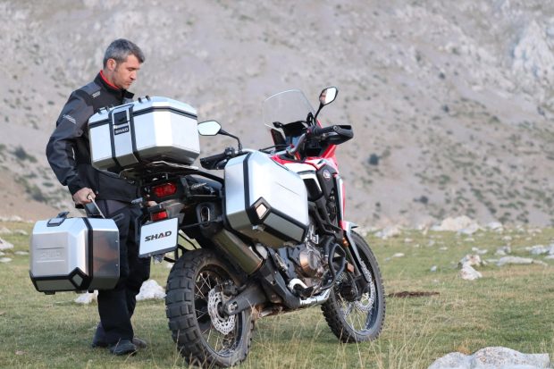 Les meilleures sacoches et valises moto pour voyager léger