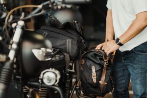 Comment bien sécuriser sa sacoche moto ?