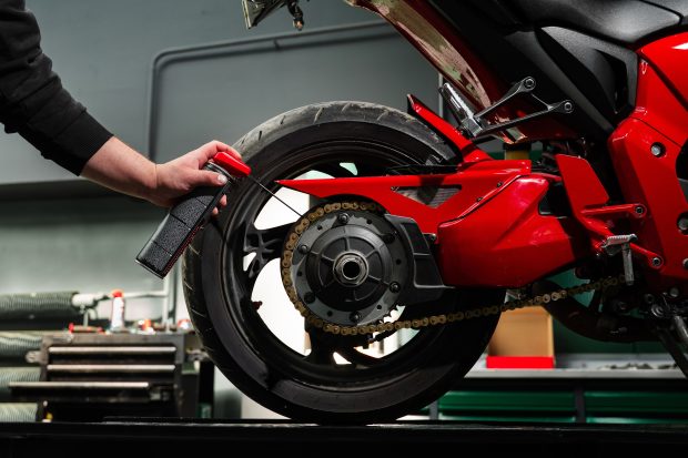 Lubrification d'une chaine moto