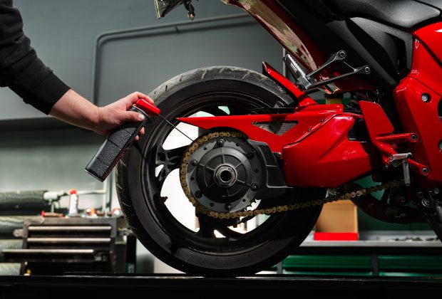 Lubrification d'une chaine moto